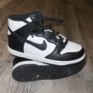 Black and white Nike dunks